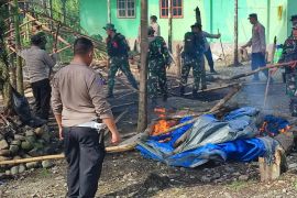 Aparat gabungan TNI-Polri razia senjata tajam di lokasi konflik Kwamki Narama
