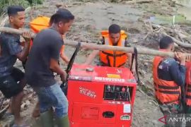 Prajurit jalan kaki tiga hari pikul genset ke lokasi bencana di Aceh