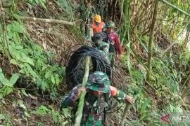 Prajurit TNI dan petugas PLN jalan kaki tiga hari pikul genset ke lokasi bencana di Aceh