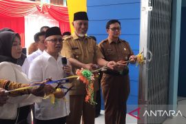 Gubernur Mahyeldi dampingi Wamendikdasmen resmikan revitalisasi sekolah di Padang