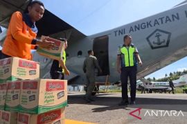 TNI AL mengerahkan pesawat angkut antarkan logistik untuk korban bencana di Aceh