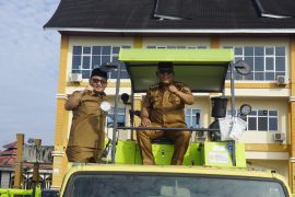 Pemkab Pasaman Barat serahkan alat mesin pertanian ke brigade pangan