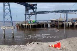 Jalan penghubung di Pelabuhan Tanjung Buton Siak roboh, satu mobil tercebur ke laut