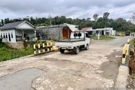 Satu bulan setelah dibuka, oprit jembatan di Batu Piring sudah rusak