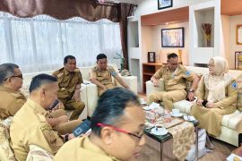 Bupati HSS instruksikan pengerukan sungai dan bantuan warga terdampak banjir