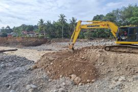Normalisasi Sungai di Gunung Nago, PT Semen Padang kerahkan ekskavator