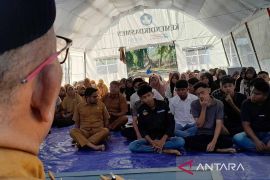 Pelajar SMA di Pidie Jaya belajar di tenda