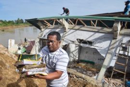 Bangunan Taman Pendidikan Al-Quran ambruk ke sungai Batang Anai