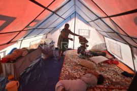 Penyintas bencana di Padang Pariaman masih tinggal di tenda darurat Page 3 Small