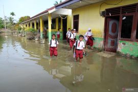 Banjir temani hari pertama masuk sekolah di Langkat