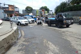 Pemkab Cianjur memperbaiki jalan berlubang di Tugu Lampu Gentur