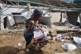 Bangunan Taman Pendidikan Al-Quran ambruk ke sungai Batang Anai Page 3 Small