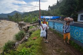 Akses utama ke Batu Busuk Padang putus total Page 2 Small