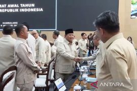 Retret dibuka, menteri kabinet kompak bersafari cokelat