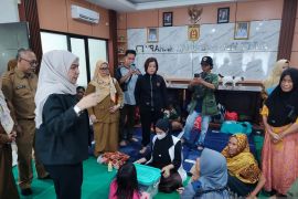 Wali Kota Lisa serahkan bantuan kepada warga korban banjir