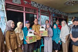 PKK Banjarbaru temui korban banjir di Kampung Iwak