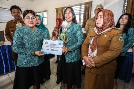 Liswati serahkan hadiah lomba PKK Pematangsiantar kepada pemenang