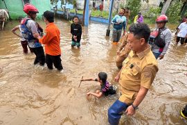 Banjir rob capai dua meter, Wali Kota Pontianak imbau warga tetap waspada