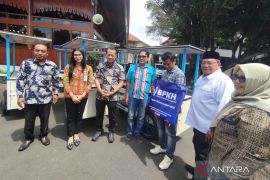 50 pedagang kaki lima di Kudus terima bantuan gerobak dan tenda jualan dari BPKH