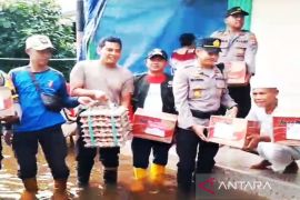 Polsek Banjarmasin Timur berikan bantuan kepada warga terdampak banjir rob