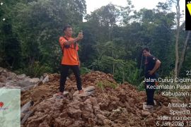 Khawatir longsor susulan, warga Padarincang Serang mengungsi