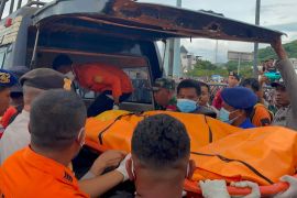 Tim SAR kembali menemukan satu jasad di dalam bangkai kapal