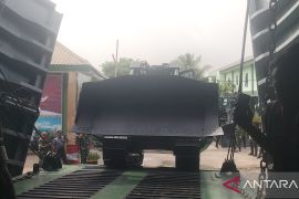 TNI AD kirim alat berat lewat jalur laut ke lokasi bencana di Sumatera
