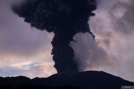 Gunung Marapi di Sumbar meletus Selasa pagi