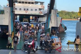 Seorang penumpang melahirkan di atas KMP Lome