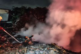 Sudin Gulkarmat kerahkan 30 petugas padamkan kebakaran sampah di Jakut