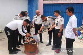 Lapas Pekanbaru Musnahkan Barang Bukti Hasil Razia