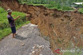 Tebing sungai longsor, akses antardesa di Gemawang Temanggung terputus