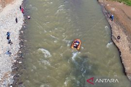 Akses putus akibat banjir bandang, pekerja dan pengunjung PLTA Singkarak gunakan perahu karet