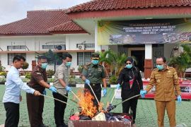 Kejari Bangka Tengah memusnahkan barang bukti 37 perkara
