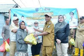Warga berterima kasih Bupati HSS kunjungi rumah-rumah korban banjir