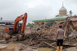 Alat berat bantuan Polri dikerahkan intensif pulihkan wilayah bencana