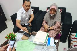 Kejari Mataram pasang alat pengawas pada tersangka korupsi pengadaan mukena