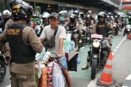 Satpol PP Jaksel sisir PKL di Rasuna Said
