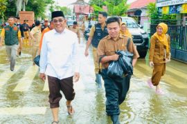 Bupati HSU serahkan bantuan dan berdialog dengan korban banjir
