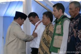 Presiden Prabowo menganugerahi bintang jasa kepada Amran hingga petani di Karawang