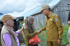 Wabup HSS pastikan bantuan tepat sasaran dan kesehatan warga terjaga