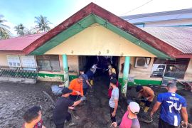 Kemenag turunan 1.330 ASN bersihkan madrasah terdampak bencana di Aceh