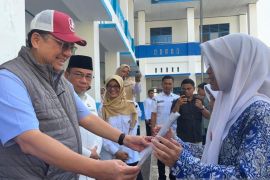 Irman Gusman salurkan PIP Rp1,2 miliar untuk 2.008 siswa SD hingga SMK di Sumbar