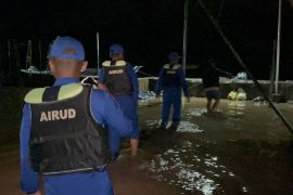 Polairud Polda Malut bantu warga terdampak banjir di Tongute Ternate