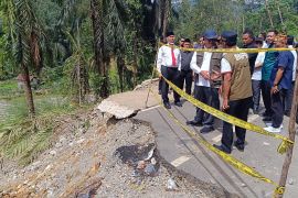 Tinjau jalan terdampak bencana di Talu, Mahyeldi menilai pengalihan jalur yang lebih aman