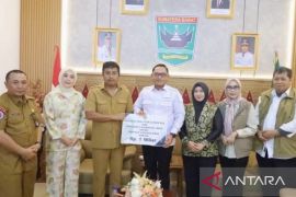 Wagub Kaltim salurkan bantuan Rp1 Miliar untuk Sumbar