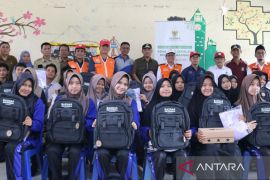 Baznas RI salurkan paket alat belajar di empat lokasi bencana Sumbar