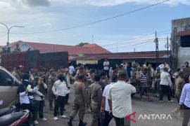 Pemkot Bengkulu kembali tertibkan PKL yang berjualan di bahu jalan