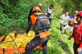 Tim SAR temukan jasad seorang wanita yang hanyut di Sungai Cimanuk Garut