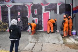 Jakbar tutup coretan vandalisme pada pintu toko di Jalan Panjang